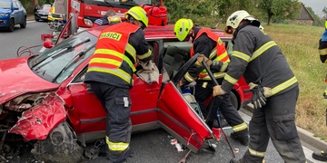 Zraněného řidiče museli z vozu vystříhat hasiči