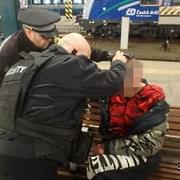 Zakrvácený muž nalezený ve vlaku nebyl schopen komunikace