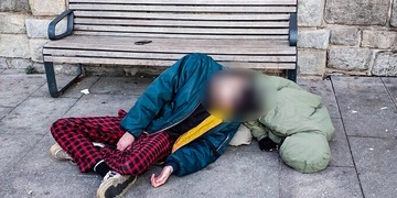 Dva dvacetiletí muži se předávkovali neznámou látkou