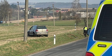 Po dopravní nehodě skončilo vozidlo v poli
