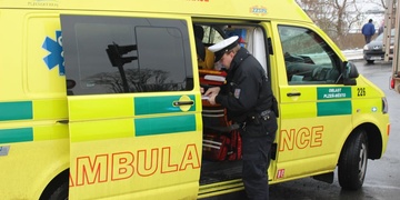 Nehoda vozu záchranné služby a cyklisty, který z místa ujel