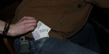 Dvě krádeže v baru – škoda stejná, průběh však zcela opačný