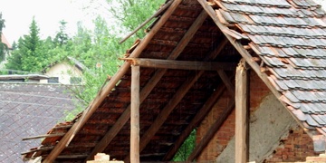 Pád stodoly, hasiči prohledávají trosky budovy