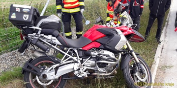 Motorkář jel na dálnici v protisměru a havaroval