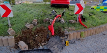 Řidič usadil auto přímo doprostřed kruháče