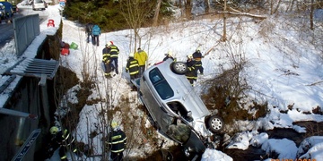 Pád auta z mostu, zaklíněné dvě osoby