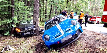 Řidiči nepřizpůsobili rychlost a oba skončili mimo silnici úhledně zarovnáni vedle sebe