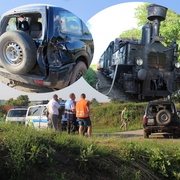 Střet vzácné historické parní lokomotivy s terénním autem