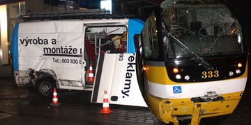 Střet tramvaje s dodávkou u hlavní pošty