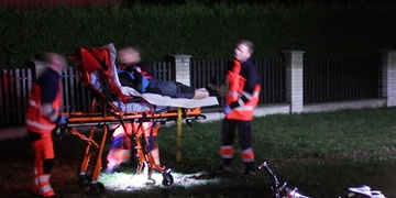 Muž vedoucí kolo spadl do kanálu