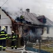 Hasiči zasahují u požáru rodinného domu
