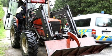 Nejen že ukradl traktor, ale dokonce i naftu do něj