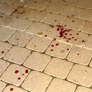 Muž se nerozpakoval kopat do ženy, i když  již ležela na zemi