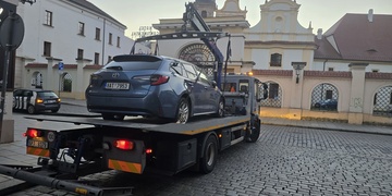 Mladý řidič v centru Plzně nezvládl řízení a pak nadýchal téměř dvě promile