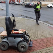 Vozidlo srazilo vozíčkáře