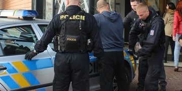 Prodavačky v Plaze řádně vyděsil Polák s pistolí