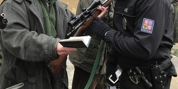 Střílel na jelena, ale zasáhl a na místě usmrtil jiného lovce