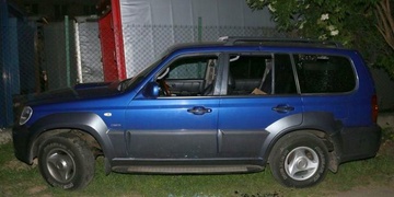 Kameny rozbil skla a kapoty Mercedesu, Hyundaie a Toyoty, a pak ho dostal jeho vajgl