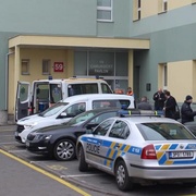 Seniorka se v nemocnici pokusila udusit druhou stařenku