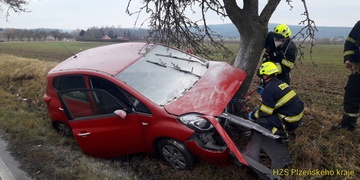 Auto po nárazu do stromu začalo hořet