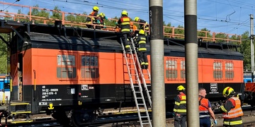 Muže na nádraží zasáhl elektrický proud z trakčního vedení