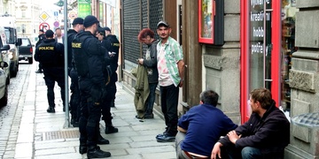 Nejhůř se při včerejším fotbalovém utkání chovali plzeňští bezdomovci