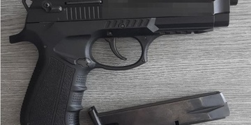 Při hádce sokovi vyhrožoval pistolí