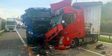 Střet tří kamionů uzavřel dálnici D5 ve směru z Plzně na Prahu