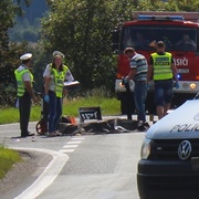 Motorkář zemřel na místě, spolujezdkyni transportuje vrtulník