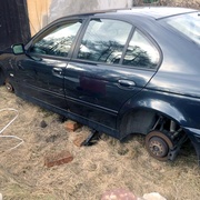 BMW očesali o kola a ještě poškodili