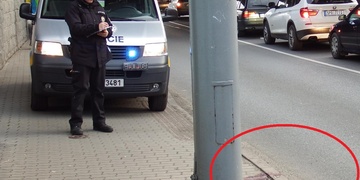 Opilý Polák spadl v centru Plzně pod auto, pak ještě řádil v sanitce