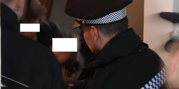 Soud nařídil odebrání dětí, musela zakročit i policie