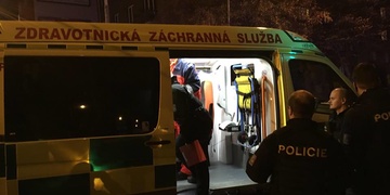 Starší ženu srazil jen tak pěstí k zemi