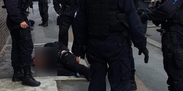 Neobvykle brutální loupež, napadeného škrtil a pak hodil do řeky