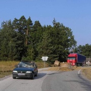 Na osobní vůz spadl z jedoucího traktoru balík slámy