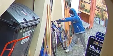 Majitel ukradeného kola i policisté pátrají po tomto muži