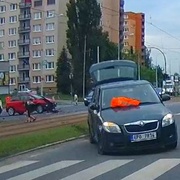 Řidič nedal přednost, auto po střetu skončilo v protisměru