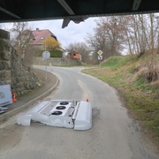 Autobus se pod viadukt nevešel