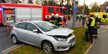 Řidička se otáčela v křižovatce, její vůz smetla tramvaj