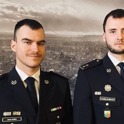 Z hořícího domu vyvedli tři lidi a psa