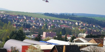 S ženou se odlomil balkon, letěl pro ni vrtulník LZS