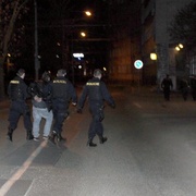 Sobota přinesla napadení policistů i rvačku Rumunů