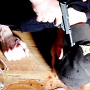 Maniaka s pistolí v restauraci odzbrojili hosté a statečná servírka
