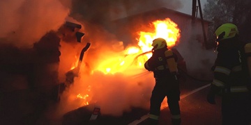 Auto po nárazu do zdi začalo hořet