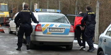 BYLI JSME PŘI TOM! +  Pachatel přijel krást v ukradeném autě a ještě zaútočil nožem