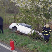Auto skončilo mimo silnici a řidič v nemocnici