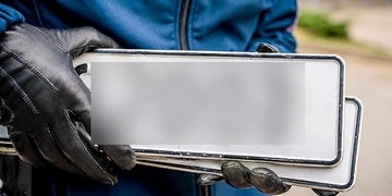 Nezaplatil třiadvacet pokut v celkové výši 215 tisíc, a tak na místě přišel o registračky