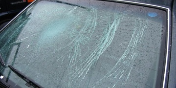 Neznámý pachatel v Blovicích zničil auto dlažební kostkou