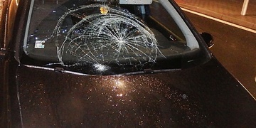 Taxík srazil opilou ženu, přebíhající vozovku