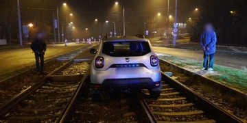 Opilý řidič skončil s vozidlem v kolejišti